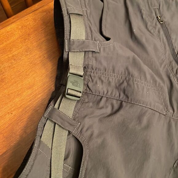 The North Face Belted Cargo Shorts - Small - Picture 13 of 13